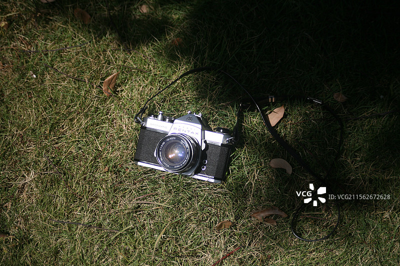 草地上的宾得胶片相机图片素材