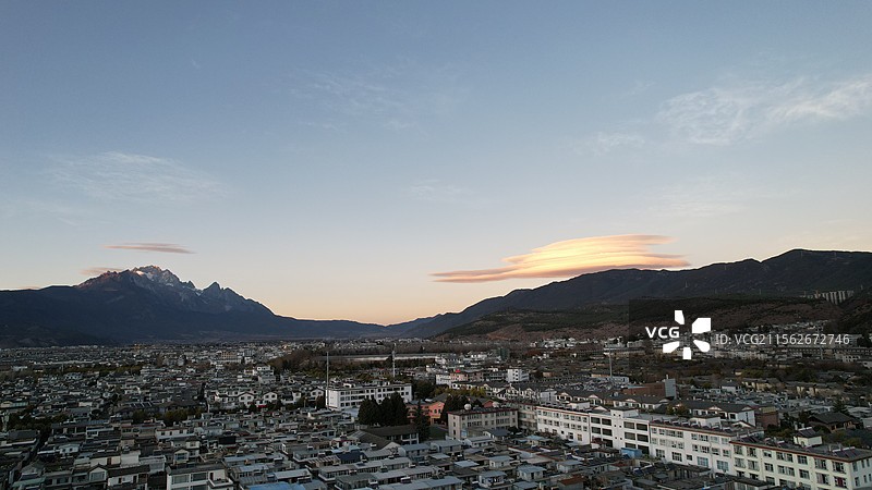 太阳下山后的丽江，雪山和云朵一样美丽。图片素材