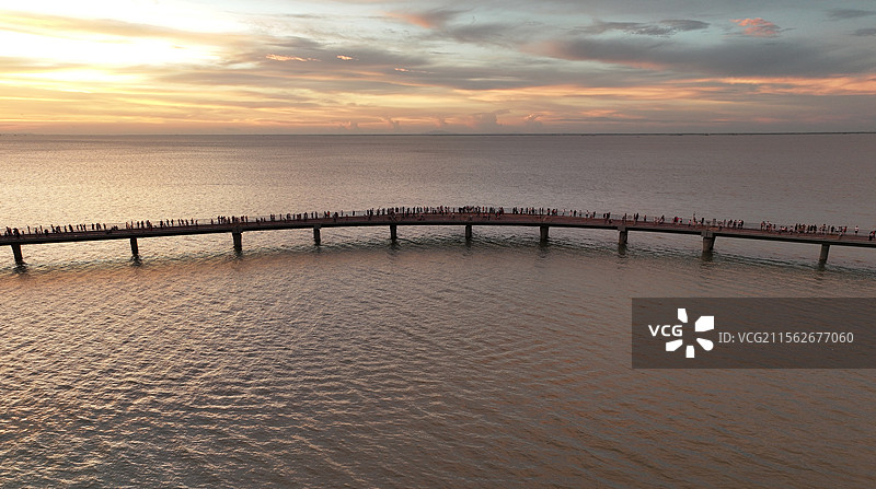 广西北海廉州湾栈桥下的夕阳晚霞图片素材