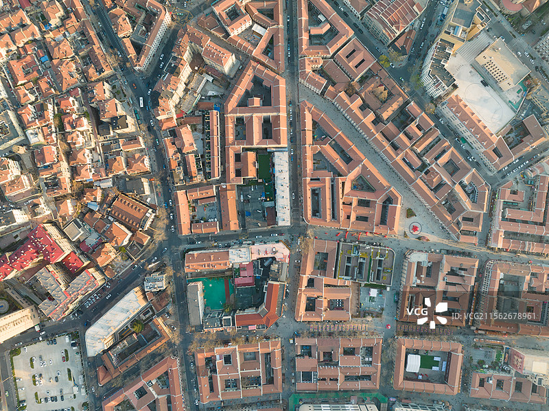 青岛里院城市建筑中街道的高角度景观图片素材