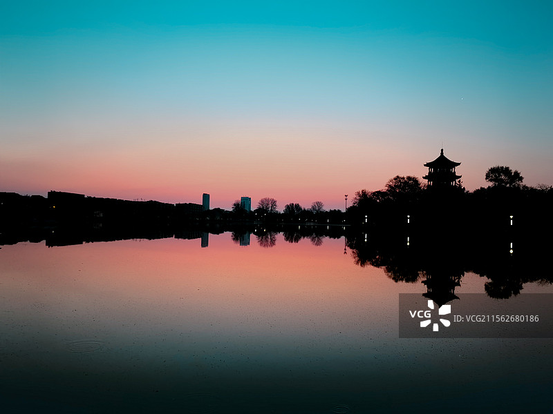 晨曦中的湖光山色（青岛莱西月湖公园）图片素材