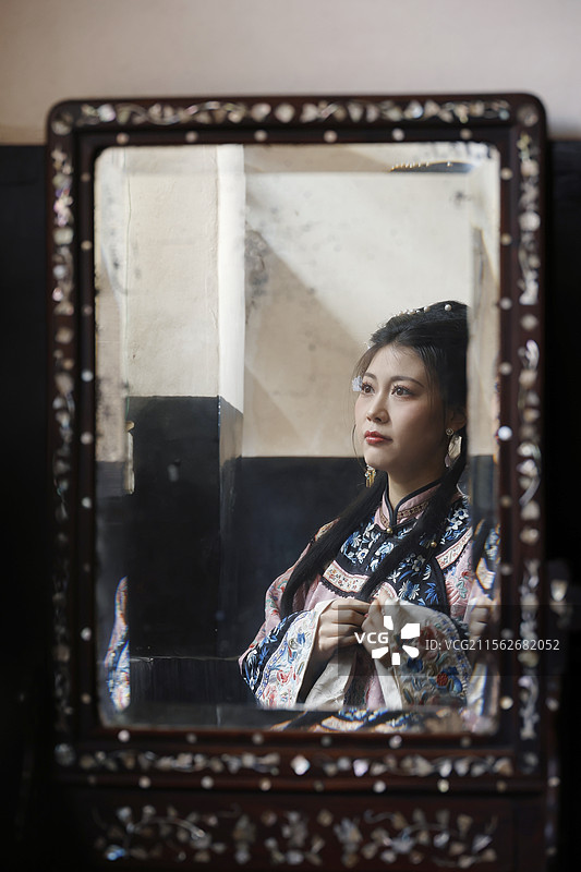 晋商大小姐平遥古城古装古建日升昌图片素材