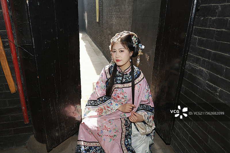 晋商大小姐平遥古城古装古建日升昌图片素材