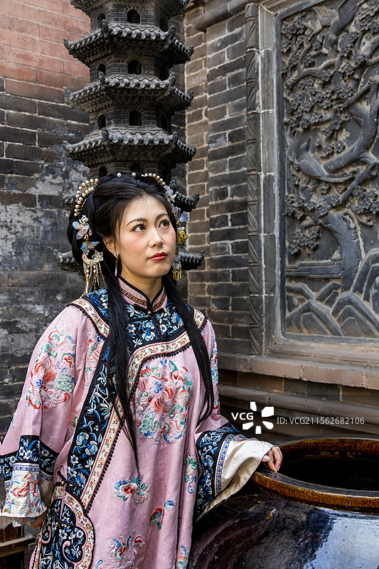 晋商大小姐平遥古城古装古建日升昌图片素材