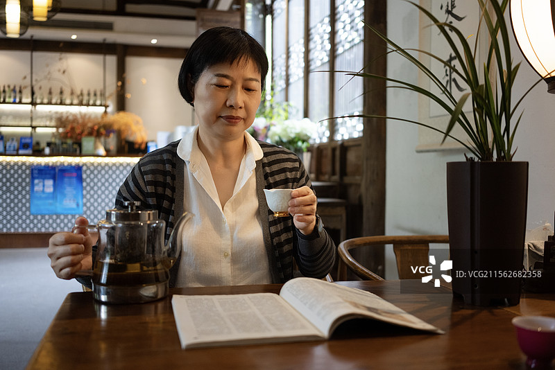 看书喝茶图片素材