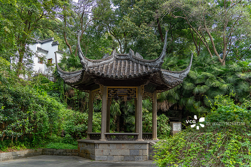 中式传统风格的亭子，飞檐翘角搭配灰瓦，于繁茂绿植环绕中，尽显古朴雅致之美图片素材