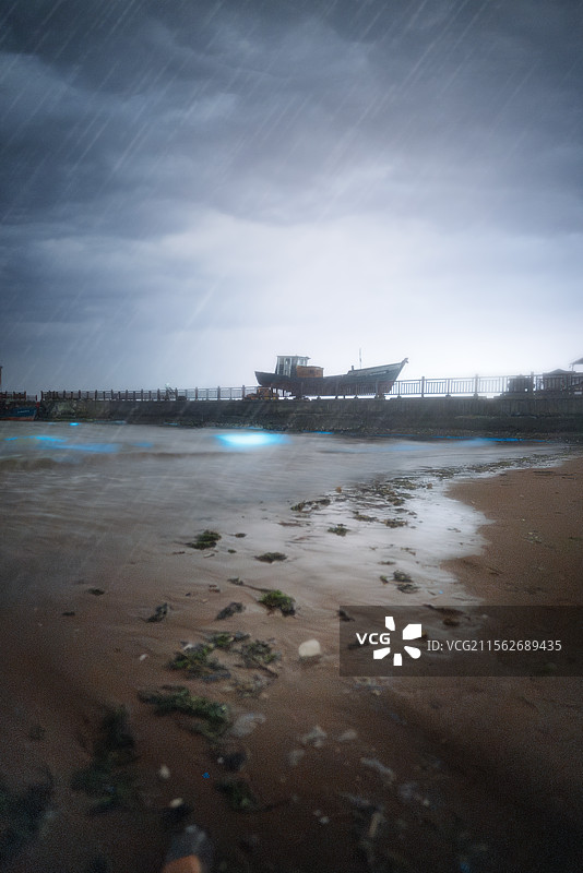 雨夜里的大黑石荧光海滩图片素材