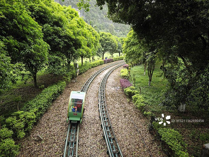 桂林冠岩的轨道车图片素材
