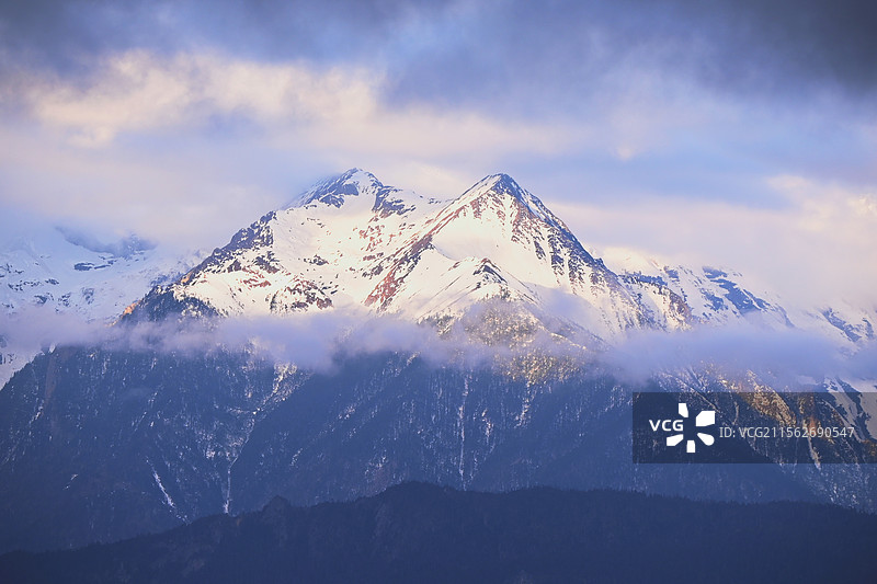 阴天也能看到梅里雪山的日照金山图片素材
