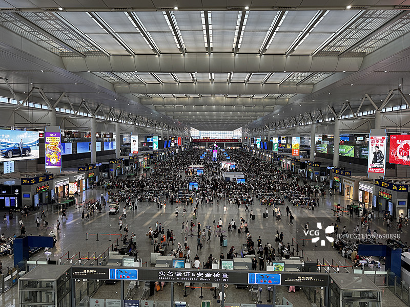 上海虹桥火车站的人流图片素材