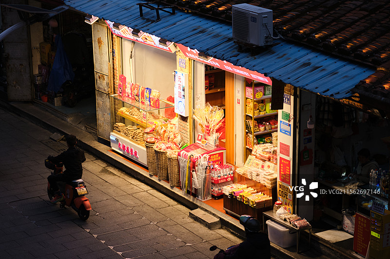傍晚街边温馨的特产小店图片素材