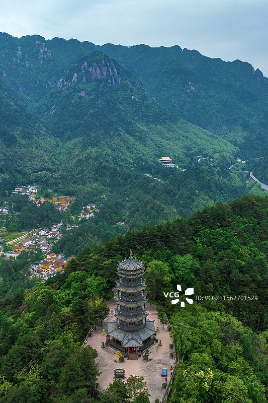 万佛塔与与闵园景区+安徽省池州市青阳县九华镇九华山风景区-闵园景区-竖幅图片素材