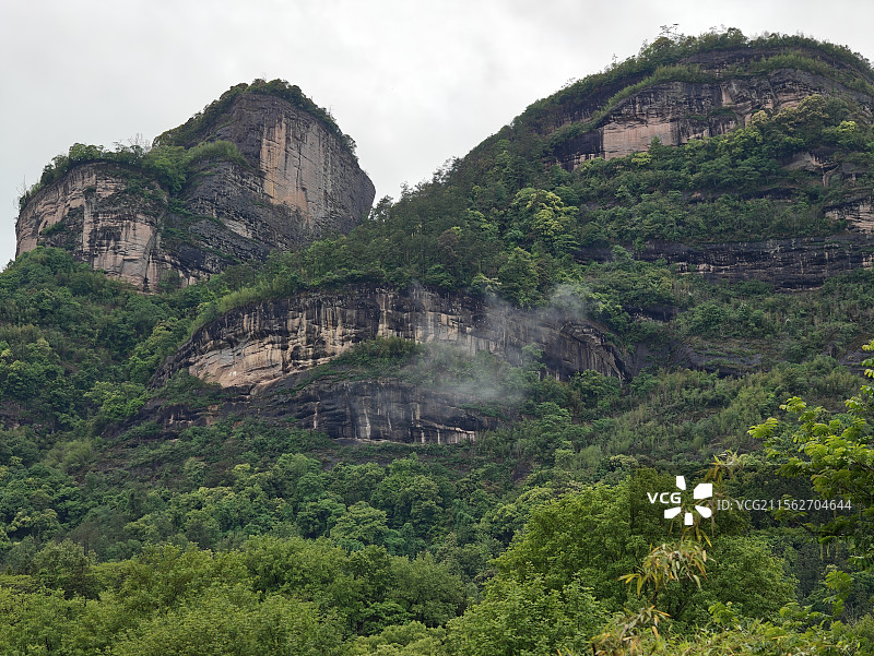 暴雨之后云雾缭绕的武夷山大王峰图片素材
