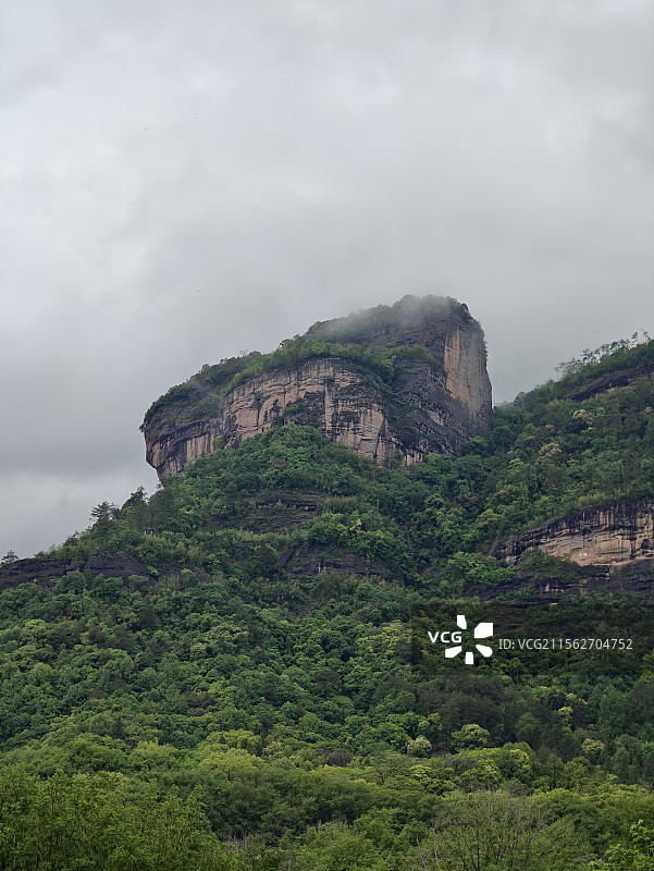 暴雨之后云雾缭绕的武夷山大王峰图片素材