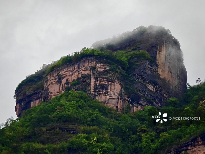 暴雨之后云雾缭绕的武夷山大王峰图片素材