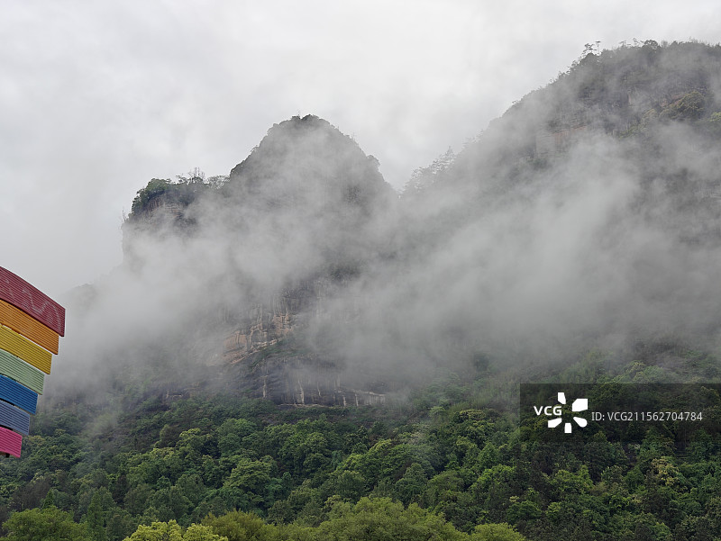 暴雨之后云雾缭绕的武夷山大王峰图片素材
