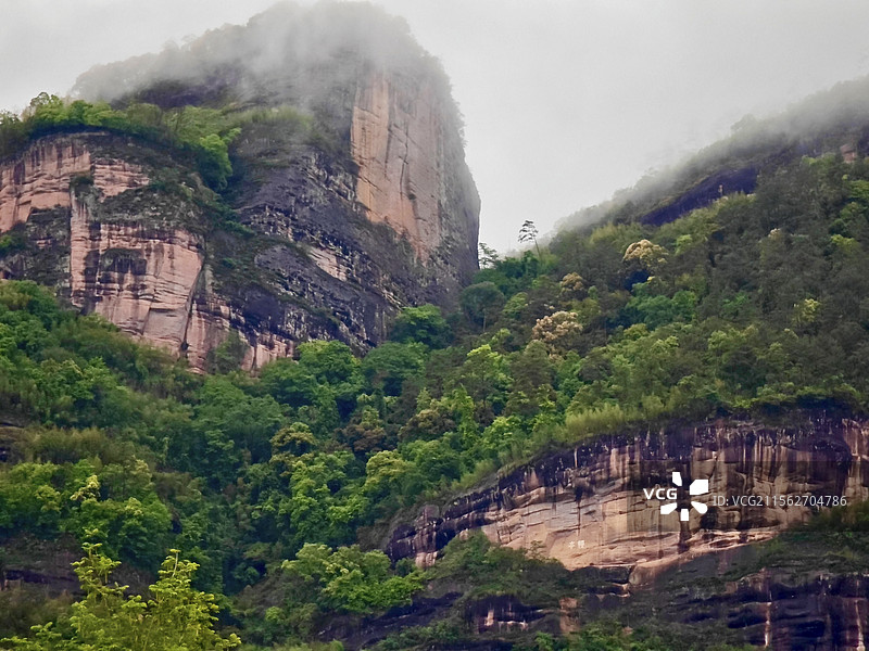 暴雨之后云雾缭绕的武夷山大王峰图片素材