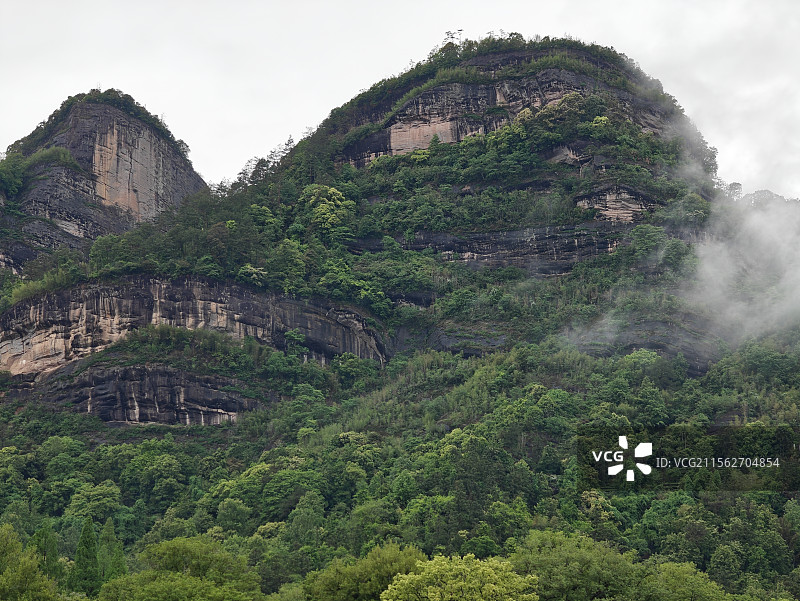 暴雨之后云雾缭绕的武夷山大王峰图片素材