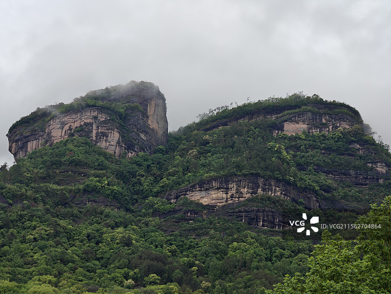暴雨之后云雾缭绕的武夷山大王峰图片素材