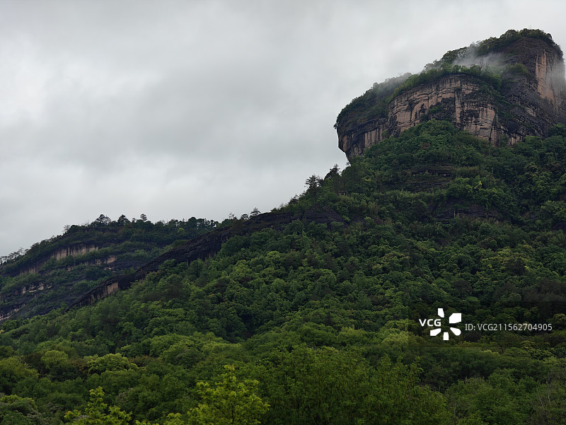 暴雨之后云雾缭绕的武夷山大王峰图片素材