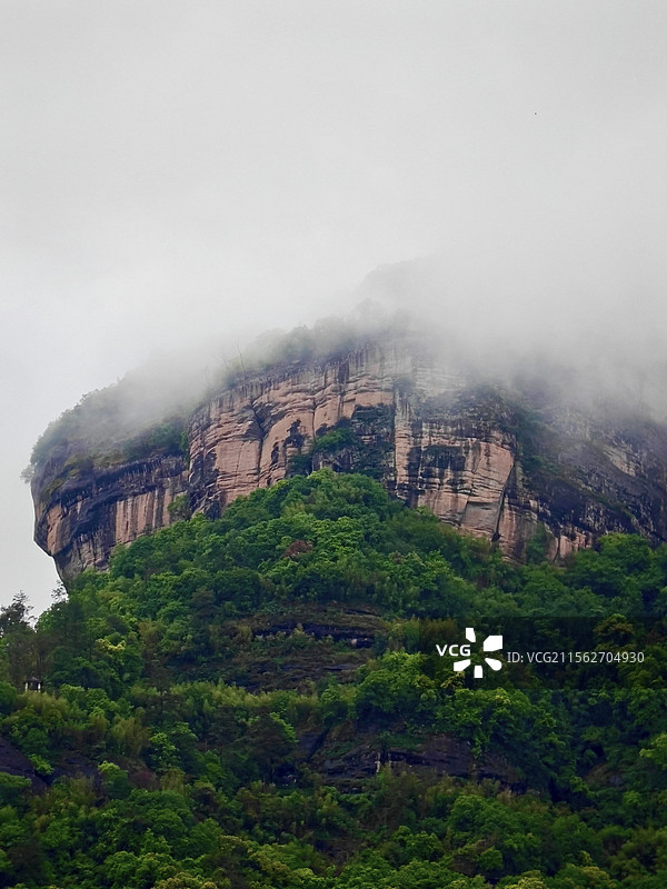 暴雨之后云雾缭绕的武夷山大王峰图片素材