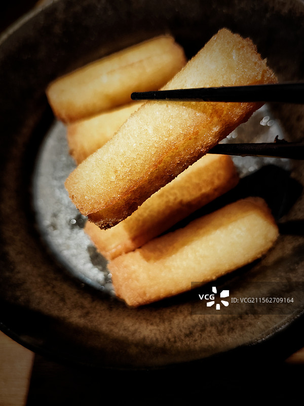 油炸牛奶卷：盘子里美食高视角静物特写镜头图片素材