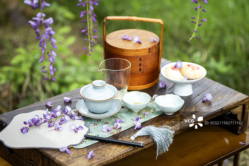 紫藤花下桌子上的茶具，茶点图片素材