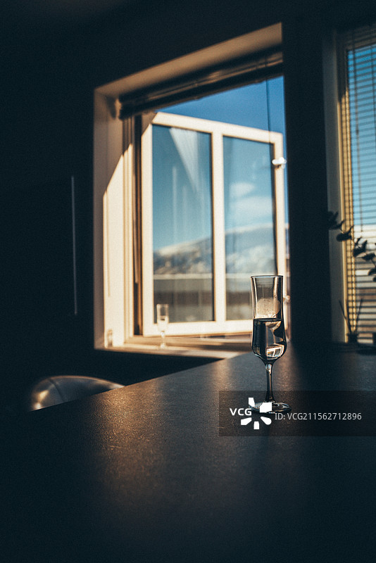 窗边的香槟杯图片素材