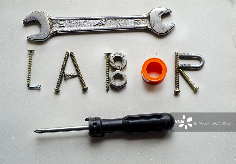 白色背景上螺丝摆出劳动节创意图片素材