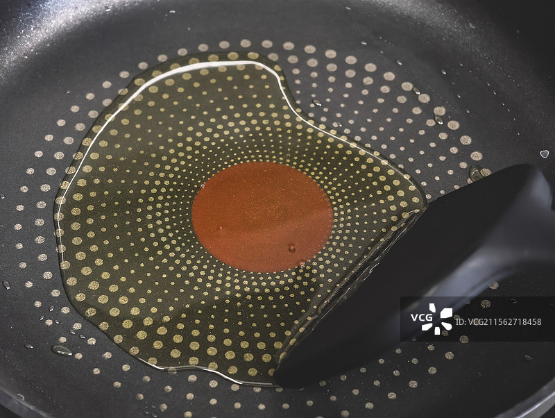 煎锅中的油图片素材