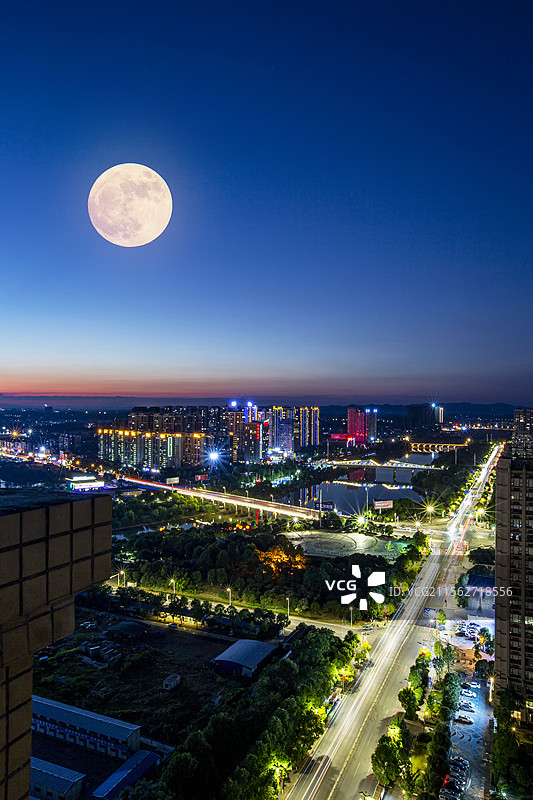 城市夜晚上空的月亮图片素材
