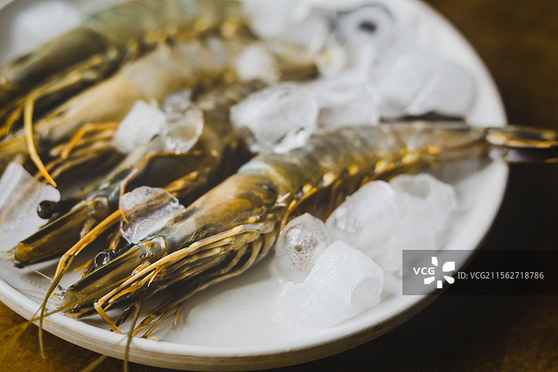 盘子里大虾的特写镜头图片素材
