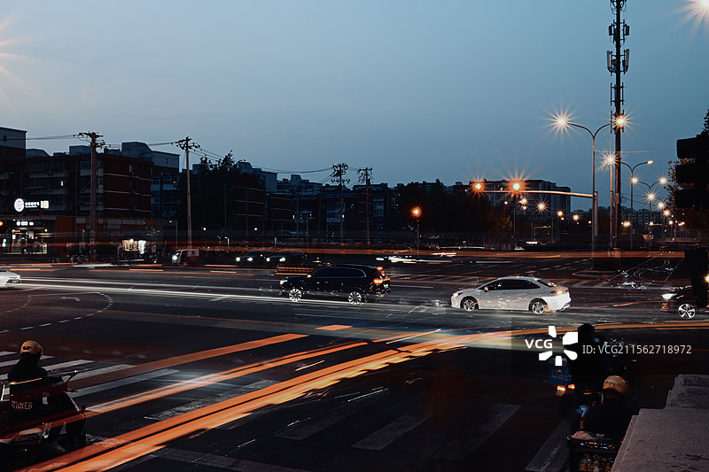 北京蓝调下的路口图片素材