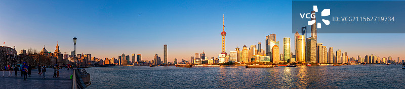 夕阳橙色与蓝天交融背景下阳光洒在上海外滩的全景图图片素材