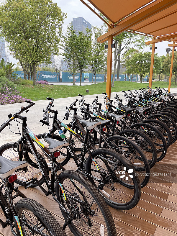 成都天府新区天府公园供游客骑行的山地车图片素材