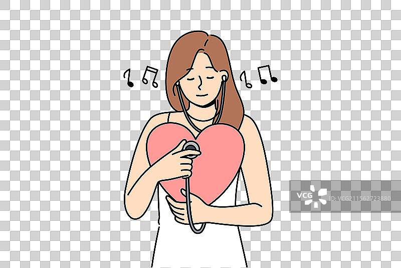 女人用听诊器听自己的心跳图片素材