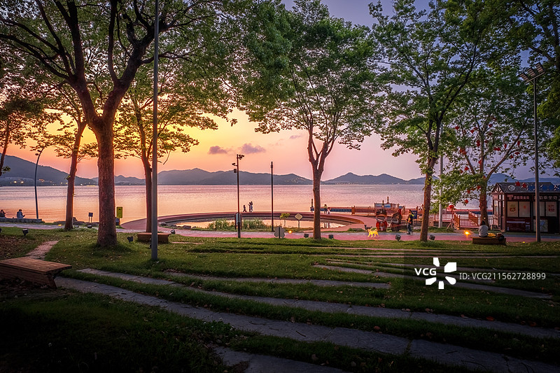 夕阳下的东钱湖图片素材