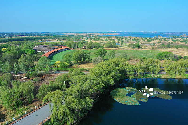 水城妙境醉游人，潋滟湖光涤俗尘 万亩荷塘翻翠浪，千条港汊跃金鳞 云楼别墅桃源地，雁鹭低飞鸟群群图片素材