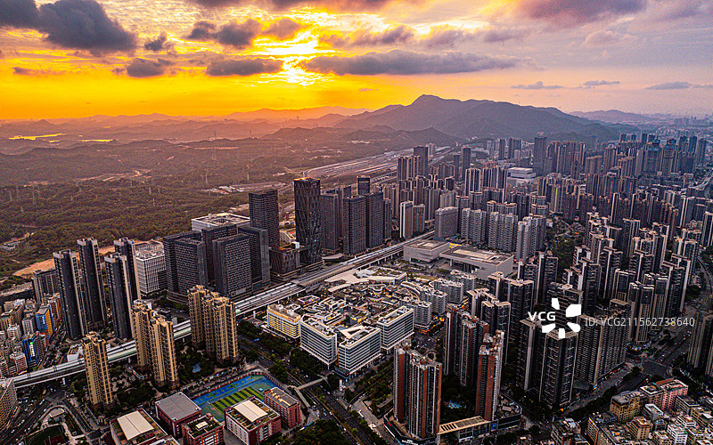 深圳龙华深圳北站民治红山片区绝美晚霞火烧云图片素材