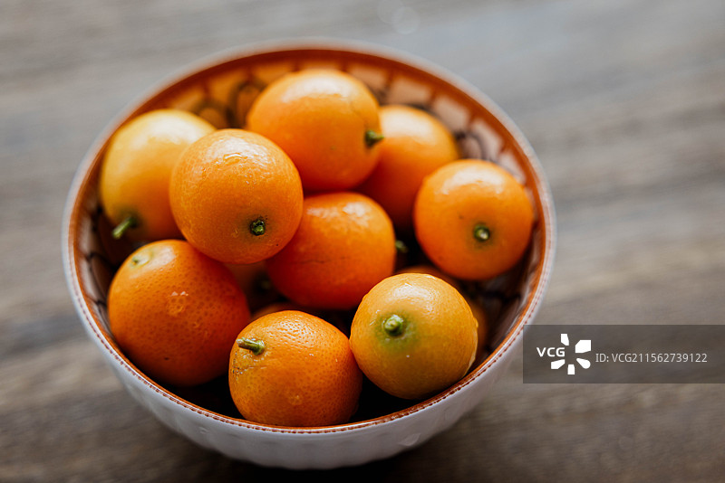 碗中水果：金桔的鲜艳静物图片素材