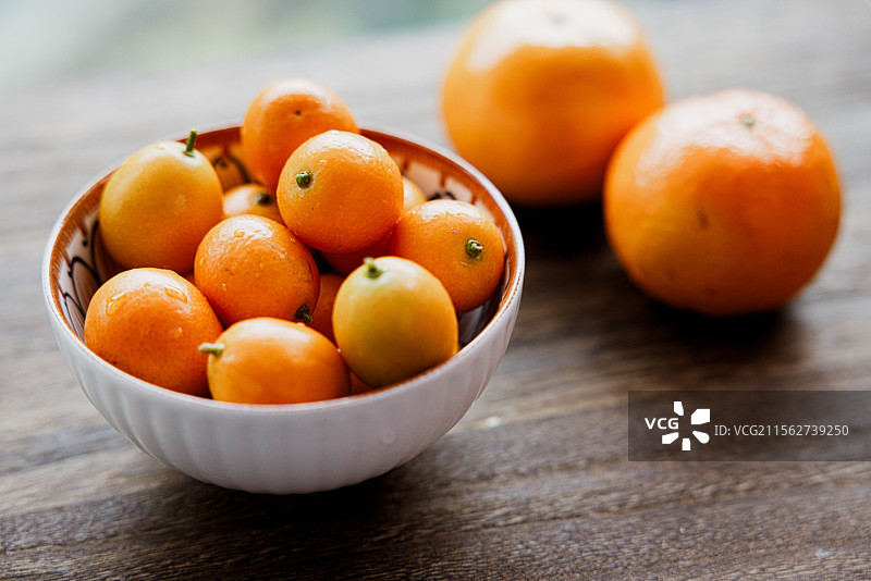 碗中水果：金桔的鲜艳静物图片素材