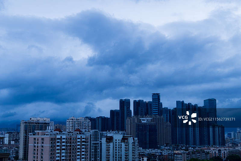 阴天乌云密布天空下的城市建筑景观图片素材