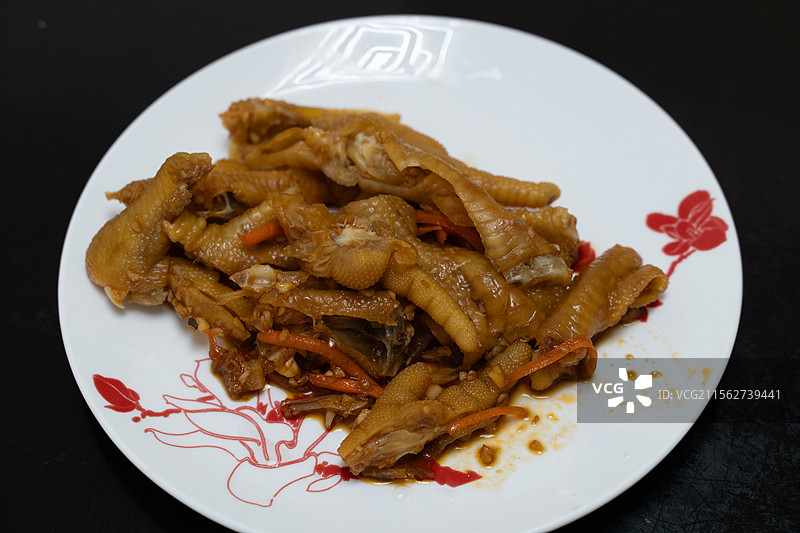一盘切块的鸡爪图片素材