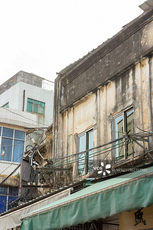 老旧墙面与杂乱电线景象图片素材