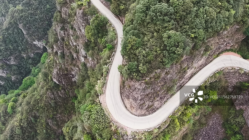 中国广西来宾市金秀瑶族自治县六巷乡大山挂壁公路。图片素材