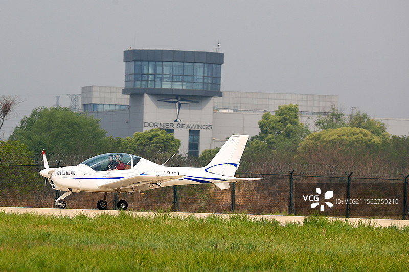 小型飞机在机场准备起飞，拍摄于无锡丁蜀机场图片素材