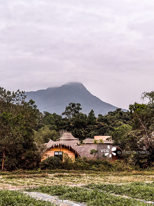 五指山山峰和毛纳村的稻草屋图片素材