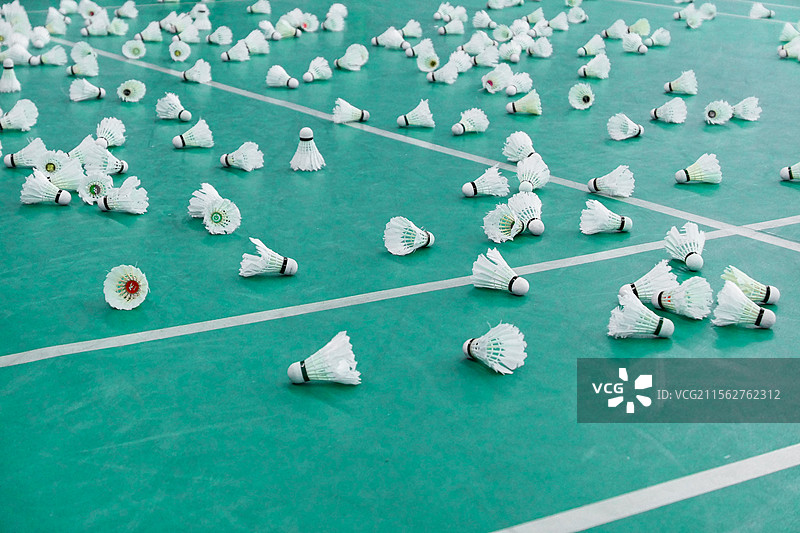 散落一地的羽毛球图片素材