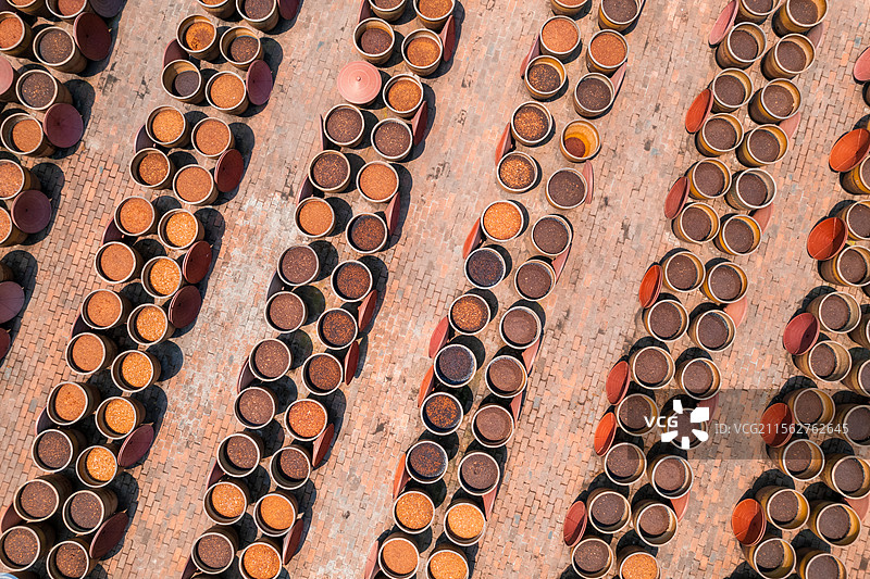 成都郫县豆瓣户外瓦缸晾晒发酵生产制作工艺白昼航拍图片素材