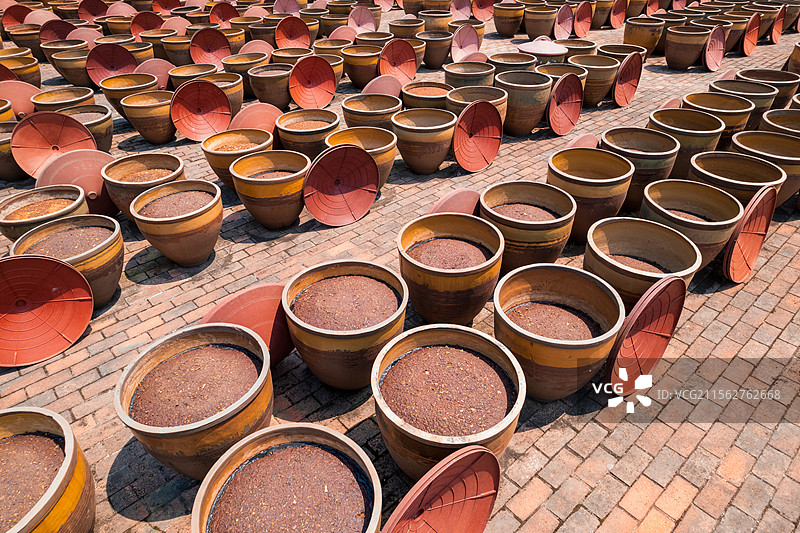 成都郫县豆瓣户外瓦缸晾晒发酵生产制作工艺白昼航拍图片素材